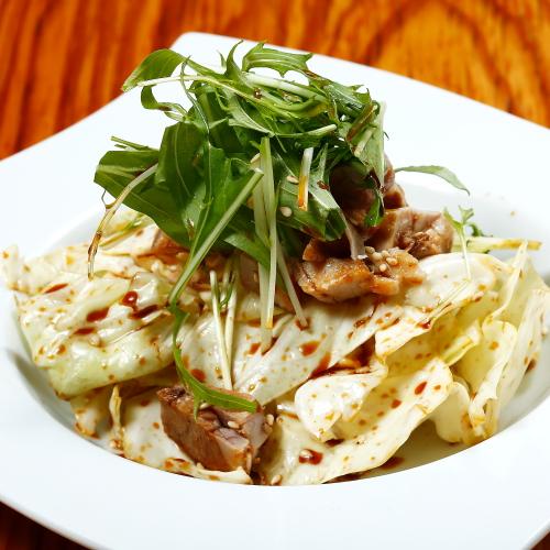 チャーシューと季節のキャベツ添え